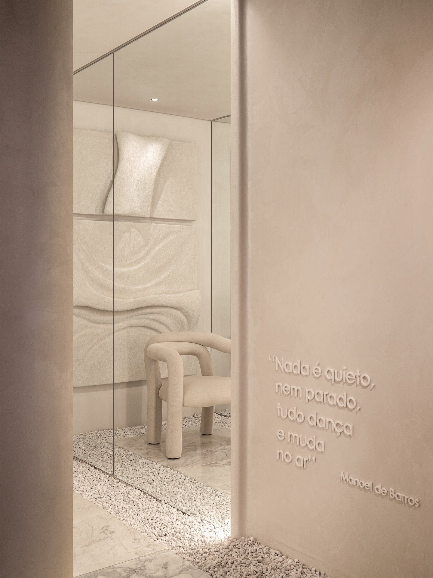 Poltrona escultural clara diante de painel em relevo, entre espelhos, no ambiente Circulação Galeria da CASACOR MS 2025